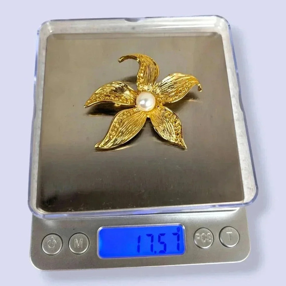 (2/$20) Vintage Pearl Flower Brooch - Picture 6 of 6